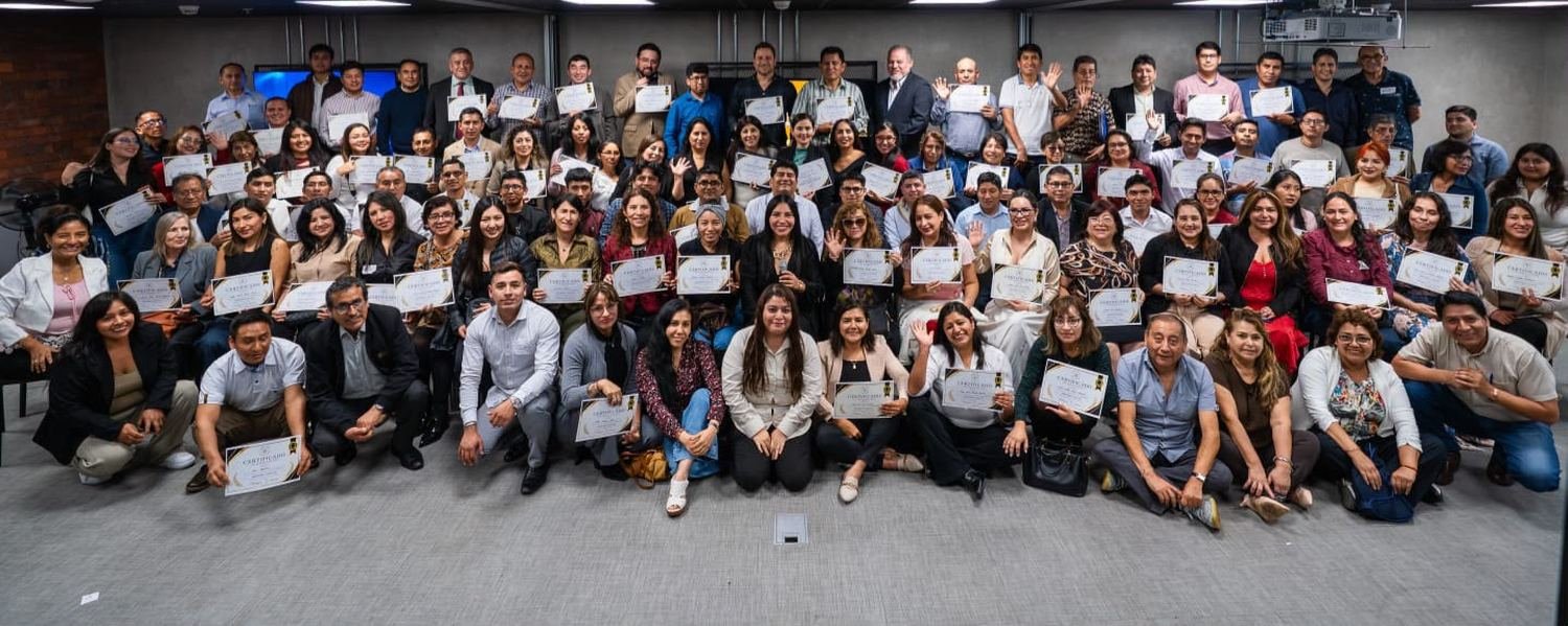 Graduación presencial de alumnos del Método CAZA-YA en Lima